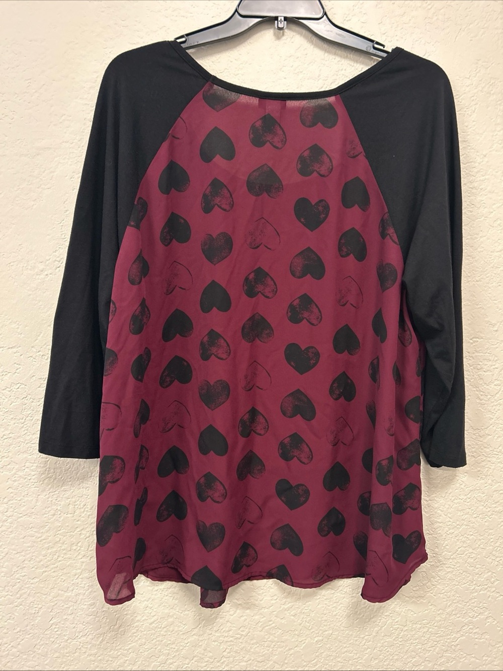 Torrid Womens Burgundy Heart Print Raglan Top - Black Sleeves